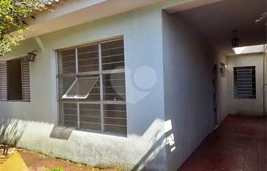 Imagem: A casa possui 3 Dormitórios, 2 Banheiros, 1 Vaga na garagem