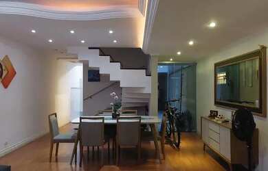 Imagem: A casa possui 3 Dormitórios, 4 Banheiros, 2 Vagas na garagem