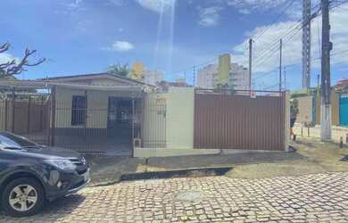 Imagem: A casa possui 4 Dormitórios, 4 Banheiros, 3 Vagas na garagem