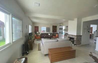 Imagem: A casa possui 2 Dormitórios, 3 Banheiros, 2 Vagas na garagem