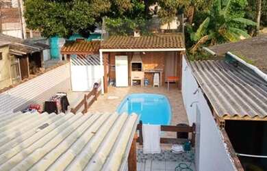 Imagem: A casa possui 2 Dormitórios, 4 Vagas na garagem e está localizado