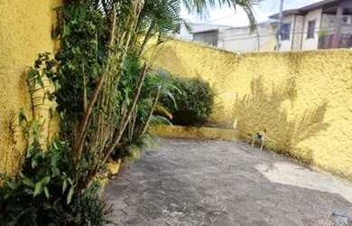 Imagem: A casa possui 2 Dormitórios, 1 Banheiro, 2 Vagas na garagem