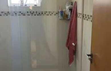 Imagem: A casa possui 3 Dormitórios, 2 Banheiros, 4 Vagas na garagem