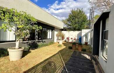 Imagem: A casa possui 3 Dormitórios, 1 Banheiro, 4 Vagas na garagem