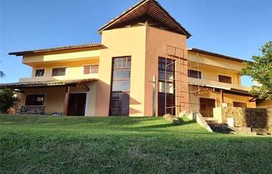 Imagem: A casa em condomínio possui 4 Dormitórios, 5 Banheiros, 5