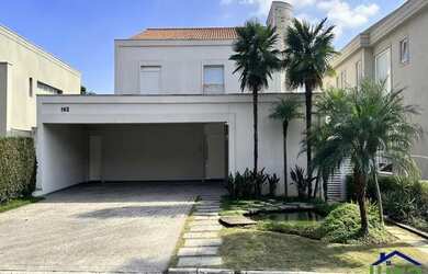 Imagem: A casa possui 3 Dormitórios, 5 Banheiros, 1 Vaga na garagem