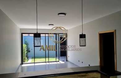 Imagem: A casa possui 3 Dormitórios, 2 Banheiros, 2 Vagas na garagem