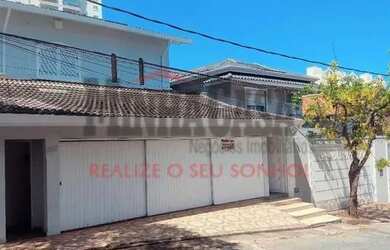 Imagem: A casa possui 4 Dormitórios, 5 Banheiros, 4 Vagas na garagem