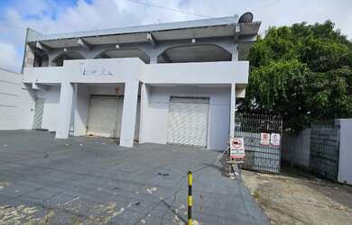 Imagem: O depósito possui 5 Vagas na garagem, 1200m² de Área e está