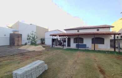 Imagem: A casa possui 2 Dormitórios, 3 Banheiros, 3 Vagas na garagem