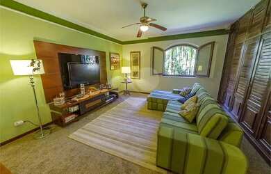 Imagem: A casa em condomínio possui 3 Dormitórios, 5 Banheiros, 539m²