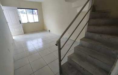 Imagem: A casa possui 3 Dormitórios, 3 Banheiros, 1 Vaga na garagem