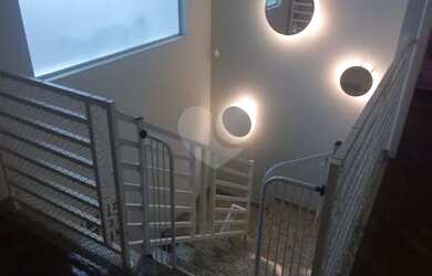 Imagem: A casa possui 4 Dormitórios, 5 Banheiros, 4 Vagas na garagem