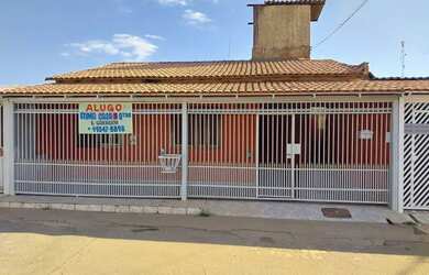 Imagem: A casa possui 3 Dormitórios, 1 Banheiro, 2 Vagas na garagem