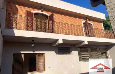 Imagem: A casa possui 3 Dormitórios, 3 Banheiros, 4 Vagas na garagem