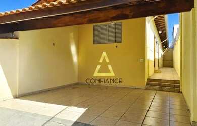 Imagem: A casa possui 2 Dormitórios, 1 Banheiro, 2 Vagas na garagem