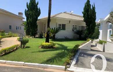 Imagem: A casa em condomínio possui 4 Dormitórios, 5 Banheiros, 4