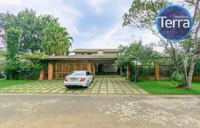 Imagem: A casa em condomínio possui 5 Dormitórios, 5 Banheiros, 678m²