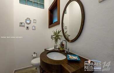 Imagem: A casa possui 5 Dormitórios, 5 Banheiros, 4 Vagas na garagem