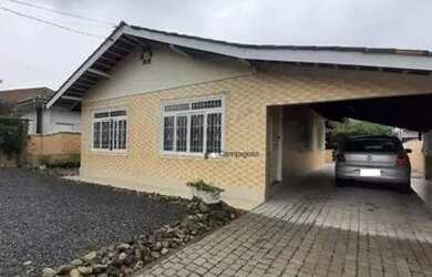 Imagem: A casa possui 3 Dormitórios, 2 Banheiros, 4 Vagas na garagem