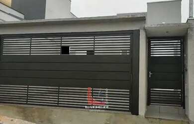 Imagem: A casa possui 3 Dormitórios, 2 Banheiros, 2 Vagas na garagem