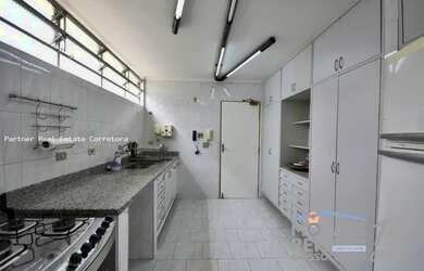 Imagem: A casa possui 4 Dormitórios, 3 Banheiros, 3 Vagas na garagem