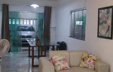 Imagem: A casa possui 4 Dormitórios, 2 Banheiros, 2 Vagas na garagem