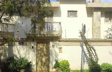 Imagem: A casa possui 4 Dormitórios, 4 Banheiros, 1 Vaga na garagem