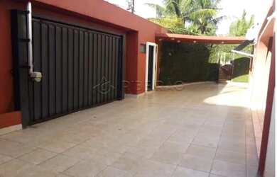 Imagem: A casa possui 4 Dormitórios, 5 Banheiros, 4 Vagas na garagem