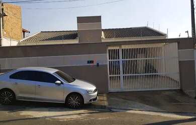 Imagem: A casa possui 3 Dormitórios, 3 Banheiros, 4 Vagas na garagem