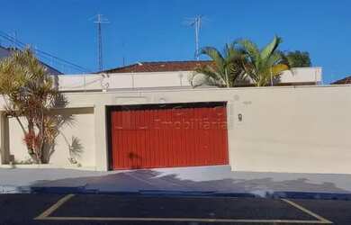 Imagem: A casa possui 3 Dormitórios, 3 Banheiros, 2 Vagas na garagem