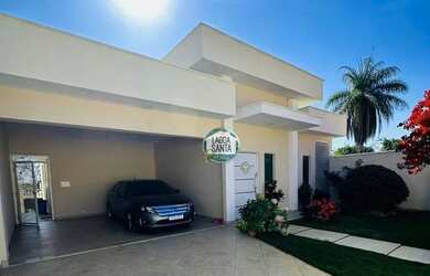 Imagem: A casa possui 4 Dormitórios, 4 Banheiros, 4 Vagas na garagem