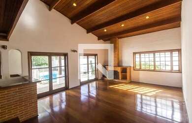 Imagem: A casa em condomínio possui 5 Dormitórios, 5 Banheiros, 4