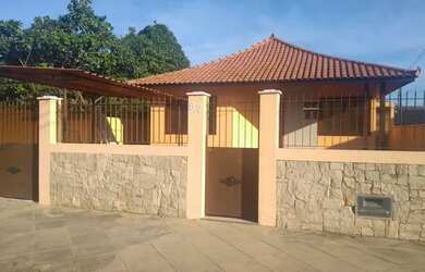 Imagem: A casa possui 3 Dormitórios, 2 Banheiros, 1 Vaga na garagem