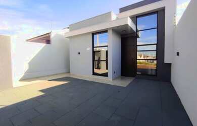 Imagem: A casa possui 3 Dormitórios, 2 Banheiros, 2 Vagas na garagem