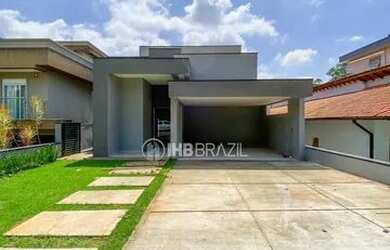 Imagem: A casa possui 3 Dormitórios, 3 Banheiros, 4 Vagas na garagem