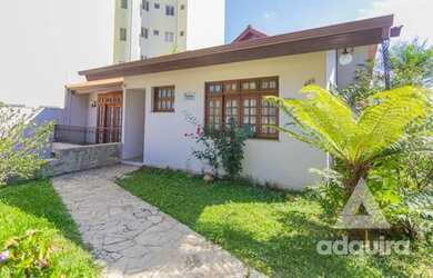 Imagem: A casa possui 4 Dormitórios, 5 Banheiros, 3 Vagas na garagem