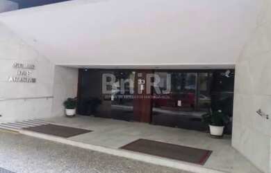 Imagem: O apartamento possui 3 Dormitórios, 1 Banheiro, 2 Vagas na