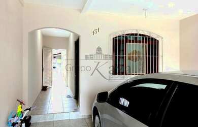 Imagem: A casa possui 2 Dormitórios, 1 Banheiro, 2 Vagas na garagem