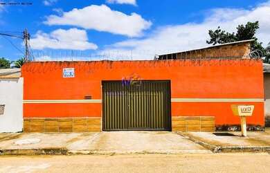 Imagem: A casa possui 4 Dormitórios, 2 Banheiros, 3 Vagas na garagem