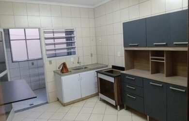 Imagem: O apartamento possui 3 Dormitórios, 1 Banheiro, 2 Vagas na