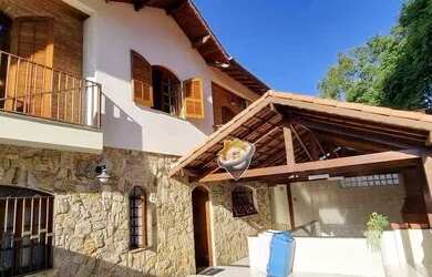 Imagem: A casa possui 3 Dormitórios, 2 Banheiros, 3 Vagas na garagem