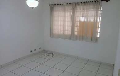 Imagem: A casa possui 2 Dormitórios, 2 Banheiros, 2 Vagas na garagem