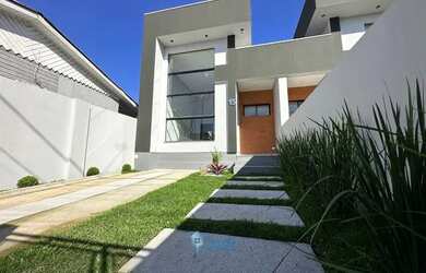 Imagem: A casa possui 3 Dormitórios, 2 Banheiros, 2 Vagas na garagem