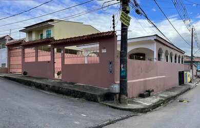 Imagem: A casa possui 3 Dormitórios, 3 Banheiros, 2 Vagas na garagem