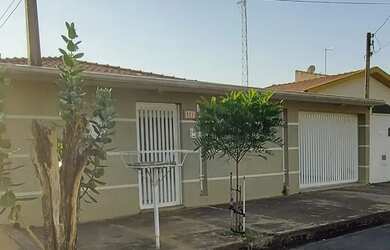 Imagem: A casa possui 2 Dormitórios, 2 Banheiros, 3 Vagas na garagem