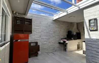 Imagem: A casa possui 2 Dormitórios, 1 Banheiro, 2 Vagas na garagem