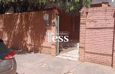 Imagem: A casa possui 3 Dormitórios, 2 Banheiros, 1 Vaga na garagem