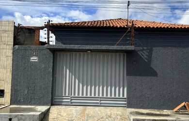 Imagem: A casa possui 3 Dormitórios, 2 Banheiros, 1 Vaga na garagem