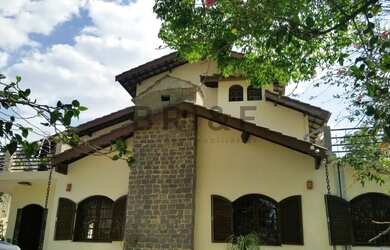 Imagem: A casa possui 3 Dormitórios, 5 Banheiros, 3 Vagas na garagem